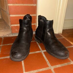 UGG women’s Bonham Black Leather Chelsea Boot 7M